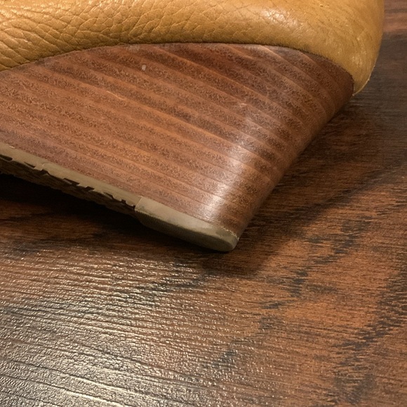 TORY BURCH TAN LEATHER PEEP TOD WEDGE HEELS - Picture 6 of 9